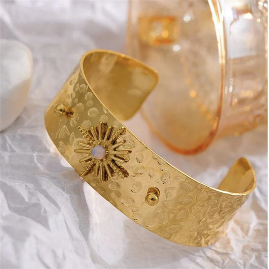 Natural stone bracelet with hammered eight-pointed star pattern